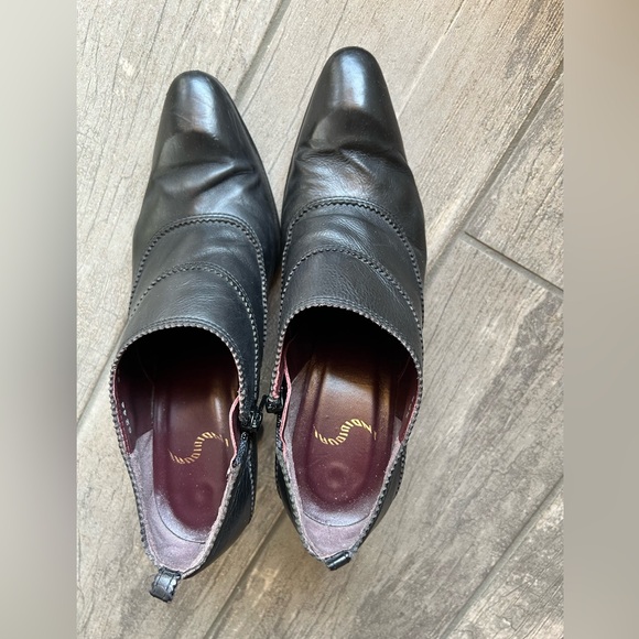 Woman Natural Leather Pointed Toe Ankle Booties (size 7) - Picture 7 of 13